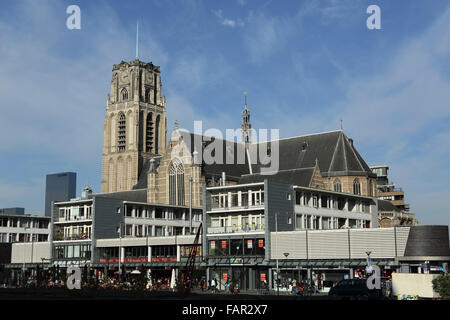 Des boutiques par le Sint Laurenskerk (église Saint-Laurent) à Rotterdam, aux Pays-Bas. L'église est l'un des rares bâtiment médiéval Banque D'Images