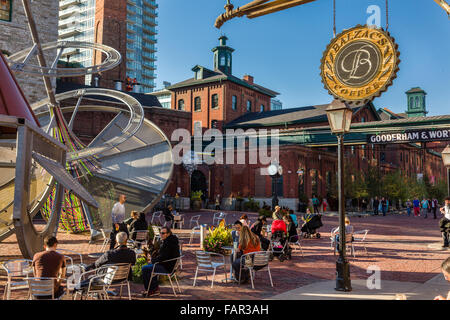 Les personnes bénéficiant de cafe la vie dans le Distillery District de Toronto. Banque D'Images