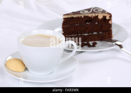 Café et gâteau moelleux au chocolat dessert tarte feuilletée Banque D'Images