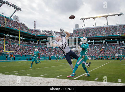 Miami Gardens, Florida, USA. 3 janvier, 2016. Coffre fort Miami Dolphins Reshad Jones (20) est appelé pour passer la défense de parasite New England Patriots tight end Scott Chandler (88) au Sun Life Stadium de Miami Gardens, en Floride, le 3 janvier 2016. Credit : Allen Eyestone/Le Palm Beach Post/ZUMA/Alamy Fil Live News Banque D'Images