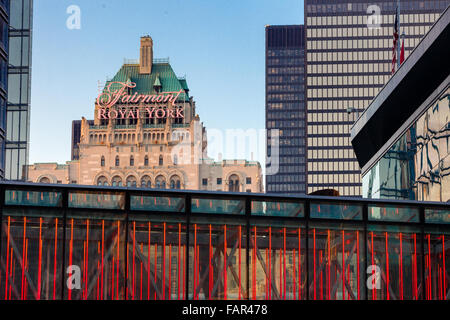 Une vue de l'hôtel Royal York encadrée par d'autres bâtiments et structures. Banque D'Images