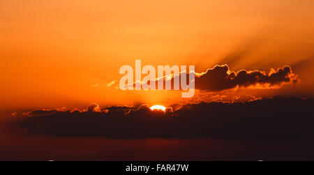 Heure d'or de coucher du soleil derrière les nuages large à la date du 31 décembre 2015 en Thaïlande Banque D'Images