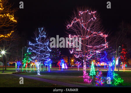 Lumières de Noël dans le parc Victoria de nuit. Cobourg, Ontario, Canada. Banque D'Images