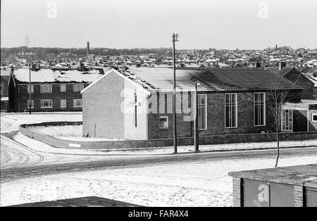 Buttershaw Estate, Bradford, West Yorkshire, Royaume-Uni. Une autorité locale tentaculaire dans les années 1950, projet de logement du conseil. Les images en noir et blanc de 1982 représentent les environnements sombres d'un puits de classe ouvrière typique du nord de l'Angleterre. Église baptiste locale. Banque D'Images