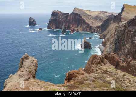 Madère - Ponta do Trás sauvages, rochers et mer du nord-est. Banque D'Images