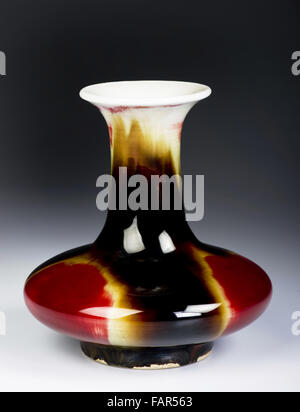 Chinois antique 19e siècle vase flambé glacé sang de bœuf. Banque D'Images