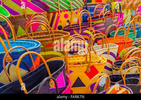 Sacs multicolores en plein marché, Provence, France Banque D'Images