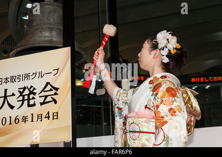 Une femme en kimono traditionnel japonais sonne pendant une cérémonie pour la première session de la nouvelle année à Tokyo Stock Exchange (TSE) le 4 janvier 2016, Tokyo, Japon. Le Nikkei Stock Average, qui a fermé en 2015 à son plus haut niveau de clôture annuelle en 19 ans, a chuté de 1 % à 18818.58 dans les premières minutes de 2016 trading. © Rodrigo Reyes Marin/AFLO/Alamy Live News Banque D'Images