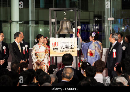 Une femme en kimono traditionnel japonais sonne pendant une cérémonie pour la première session de la nouvelle année à Tokyo Stock Exchange (TSE) le 4 janvier 2016, Tokyo, Japon. Le Nikkei Stock Average, qui a fermé en 2015 à son plus haut niveau de clôture annuelle en 19 ans, a chuté de 1 % à 18818.58 dans les premières minutes de 2016 trading. © Rodrigo Reyes Marin/AFLO/Alamy Live News Banque D'Images