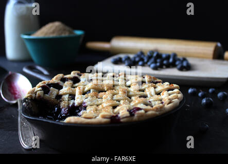 Tarte aux bleuets frais dans la poêle en fonte Banque D'Images