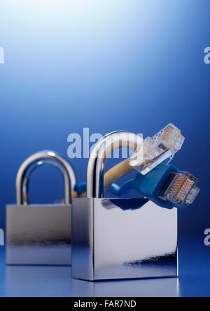 Cadenas avec internet câbles sur le fond bleu. Banque D'Images