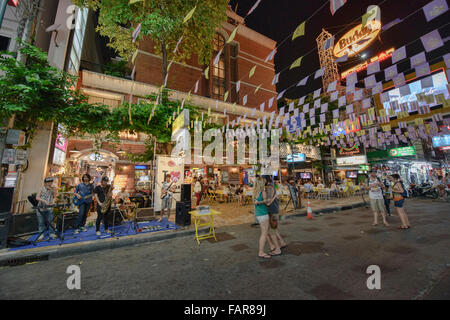 Les touristes profiter de Khao San Road à Bangkok, Thaïlande Banque D'Images