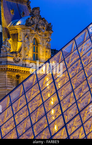 Musée du Louvre entrée principale au crépuscule, Paris Banque D'Images