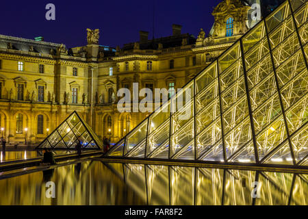 Musée du Louvre entrée principale et fontaines au crépuscule, Paris Banque D'Images