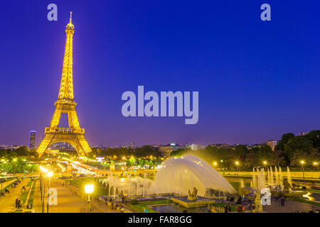 Tour Eiffel en soir vu de Trocadéro Gardens at night, Paris Banque D'Images