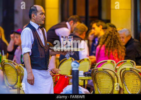 Serveur au restaurant Aux Tours de Notre-Dame au crépuscule, Paris Banque D'Images