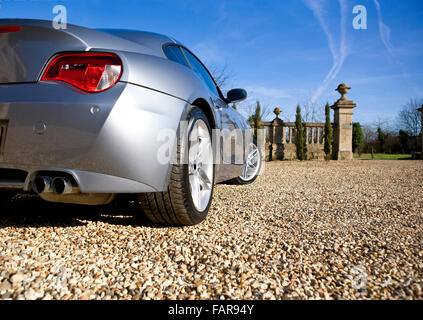 Voiture de sport sur l'entrée d'argent Banque D'Images