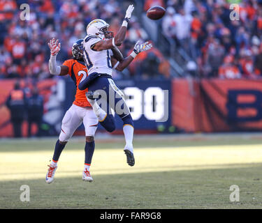 3 janvier 2016 : San Diego Chargers receveur Malcom Floyd (80) fait une capture bondissant au cours du premier trimestre d'un match de la NFL entre les Broncos de Denver et les Chargers de San Diego à Sports Authority Field at Mile High Denver CO, Scott D Stivason/Cal Sport Media Banque D'Images