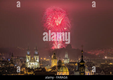Nouvel an 2016 à Prague d'artifice au-dessus de la vieille ville de Prague panorama. Banque D'Images