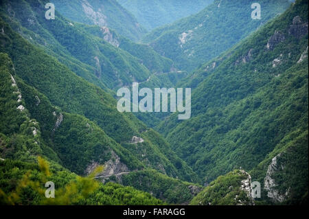 La route sinueuse de montagne région Theth en albanais Banque D'Images