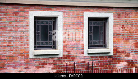 C'est une photo d'une fenêtre avec une grille ou bars à bloquer l'accès Banque D'Images