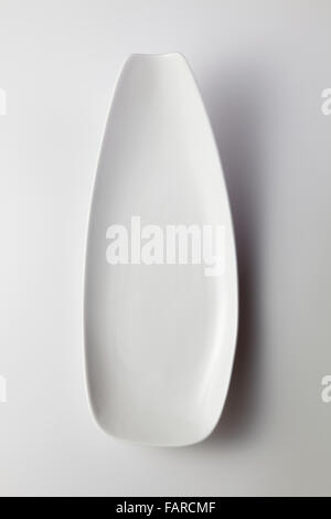 Dîner blanc propre plaque avec ombre portée Banque D'Images