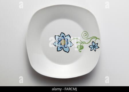 Dîner blanc propre plaque avec ombre portée Banque D'Images