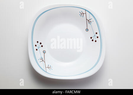 Dîner blanc propre plaque avec ombre portée Banque D'Images