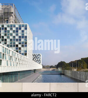 Perspective de tours de bureaux de style douve avec étang. Cour pénale internationale (CPI), Den Haag Den Haag, Pays-Bas. Architecte Banque D'Images