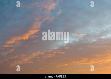 Ciel coucher de soleil spectaculaire avec Fiery nuages orange Banque D'Images