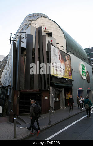 Les piétons à pied cinéma passé prends à Shibuya le 4 janvier 2016, Tokyo, Japon. La mini theatre populaire qui a porté sur les films international a annoncé qu'il fermera ses portes en janvier dernier. Le théâtre a été conçu par l'architecte japonais, Atsushi Kitagawara, et construit en 1986. © Rodrigo Reyes Marin/AFLO/Alamy Live News Banque D'Images