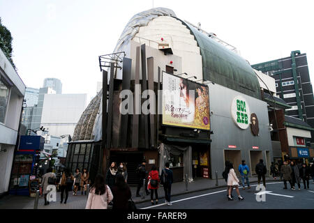 Les piétons à pied cinéma passé prends à Shibuya le 4 janvier 2016, Tokyo, Japon. La mini theatre populaire qui a porté sur les films international a annoncé qu'il fermera ses portes en janvier dernier. Le théâtre a été conçu par l'architecte japonais, Atsushi Kitagawara, et construit en 1986. © Rodrigo Reyes Marin/AFLO/Alamy Live News Banque D'Images