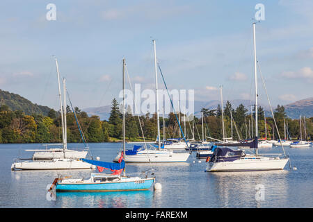 L'Angleterre, Cumbria, Lake District, Windermere, Yachts Banque D'Images