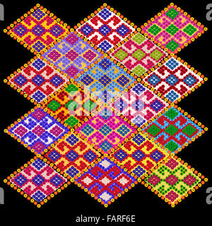 Élément de tapis avec des motifs de style naïf dans l'Argentine d'Indiens. Collage à la main à partir de fleurs d'été isolé sur black b Banque D'Images