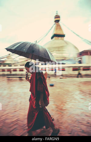 Stupa Boudhanath entourant moine. Katmandou. Le Népal. Banque D'Images