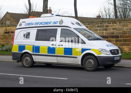 Fourgon de police de l'unité de mesure de la caméra cachée de la vitesse du véhicule à moteur pour vérifier le respect de la limite de vitesse Banque D'Images