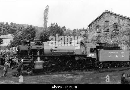 La gare de Haworth, dans le Yorkshire de l'Ouest vers 1982 Photographie noir et blanc image d'archive. Accueil de la Concon et chemin de fer de la vallée d'une valeur, le KWVR est assuré par des bénévoles. United States of America Transportation Corps. La classe S160 2-8-o no 582O, construit en 1945 par Lima aux Etats Unis pour le service en Europe PENDANT LA SECONDE GUERRE MONDIALE, 5820 est arrivé au Royaume-Uni en 1977 Banque D'Images