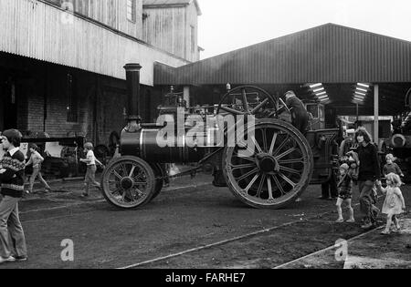 La gare de Haworth, dans le Yorkshire de l'Ouest vers 1982 Photographie noir et blanc image d'archive. Accueil de la Concon et chemin de fer de la vallée d'une valeur, le KWVR est assuré par des bénévoles. Ttractor Méphistophélès à vapeur construit en 1915 par Charles Burrell et fils et administré par Roger Murray dans le Haworth cour. Banque D'Images