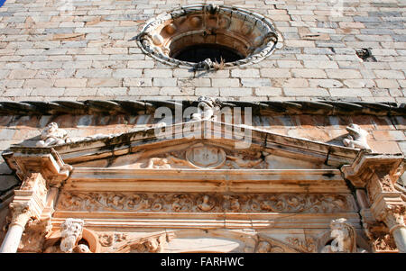 Détail façade au style gothique tardif portugais de l'église Sainte Marie Madeleine, Olivenza, Espagne Banque D'Images