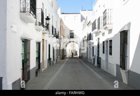 Maisons typiques blanchies à la chaux aux rues du village d'Olivenza, Espagne Banque D'Images