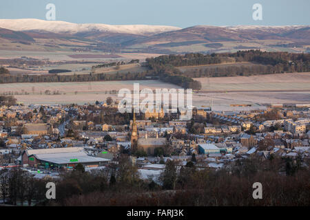 Surplombant la ville de Forfar, Angus en Écosse sur un matin d'hiver glacial Banque D'Images