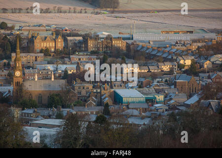 Surplombant la ville de Forfar, Angus en Écosse sur un matin d'hiver glacial Banque D'Images