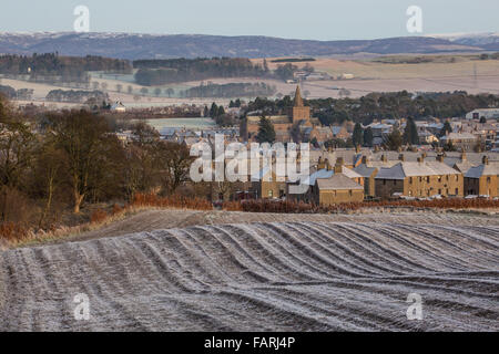 Easterbank avec vue sur le domaine de la ville de Forfar, Angus en Écosse sur un matin d'hiver glacial. L'Église du Souvenir Lowson Banque D'Images