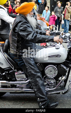 Les membres du Club Moto Sikh apparaissant dans le défilé du Nouvel An chinois à Vancouver, au Canada en 2015. Banque D'Images