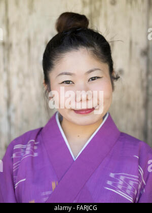 Femme en costume traditionnel d'Okinawa, Ryukyu Mura, Okinawa, Japon Banque D'Images