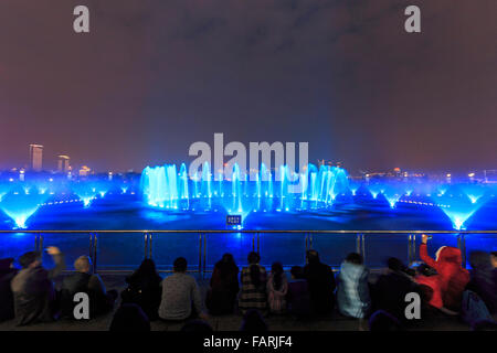 Nanchang, Chine - 3 janvier 2015 : Dancing Water fountain à Nanchang dans la nuit avec des milliers de touristes profitant de la scène Banque D'Images