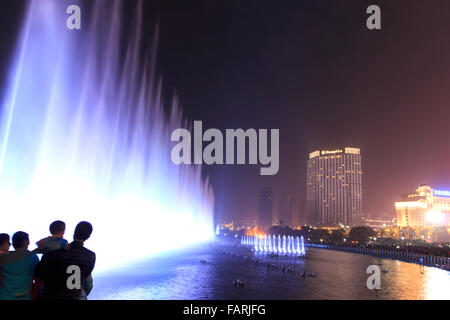 Nanchang, Chine - 3 janvier 2015 : Dancing Water fountain à Nanchang dans la nuit avec des milliers de touristes profitant de la scène Banque D'Images