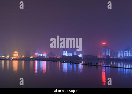 Nanchang, Chine - 3 janvier 2015 : Nanchang skyline at night vu depuis le côté est de la ville. Nanchang est la capitale de Banque D'Images