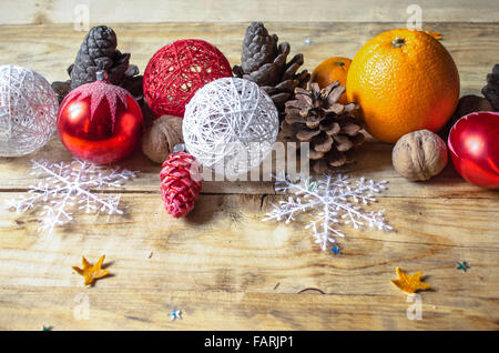 Orange, flocons et les jouets sur des planches rustiques Banque D'Images