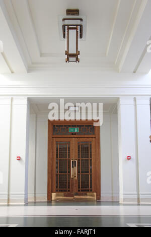 La porte d'entrée du Hall de l'Assemblée récemment rénové à l'hôtel de ville de Hackney, Londres. Un bel exemple d'un intérieur art déco des années 1930 Banque D'Images